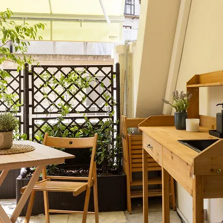 Apartment Bed & Books By Wonderful Italy *